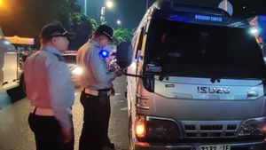 Cipinang影子码头的数十名旅行者和黑暗的Angkot Melayu被警察走私