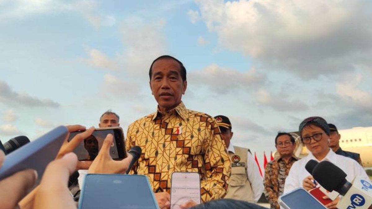  Jokowi soal Kepres Pemberhentian Hasyim Asy'ari: <i>Wong</i> Belum Sampai di Meja Saya