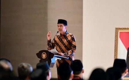 Presiden Jokowi Terima Penyematan Brevet Hiu Kencana