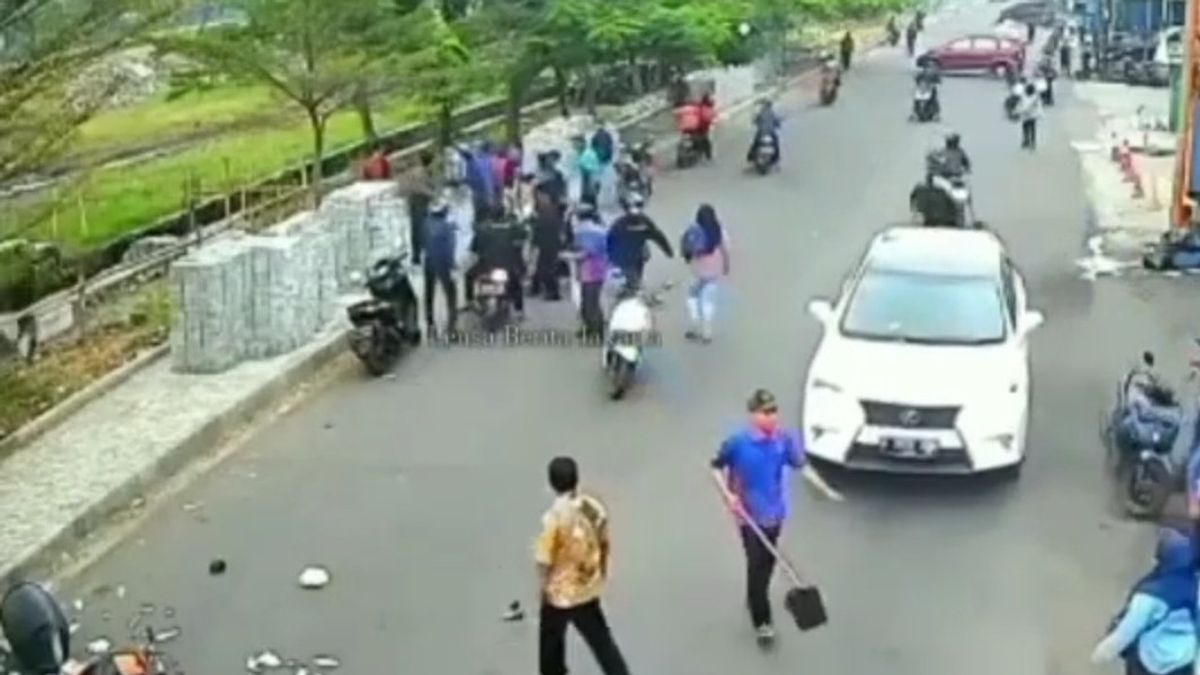 لصوص الدراجات النارية في بنجارينغان جاكوت لا يتحركون بعد سقوطهم بركل من السكان