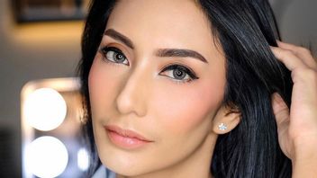 Tyas Mirasih Berjemur hingga Berkeringat saat Isoman, Warganet: Salfok Cantik Banget!