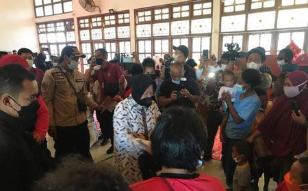 Mensos Risma Sapa Anak-anak Korban Banjir di Jayapura, Berikan Hadiah Bantu Pulihkan Psikis