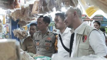 فرقة العمل المعنية بتفتيش الأغذية لتوريد المواد الغذائية الأساسية في مدينة مالانغ قبل شهر رمضان