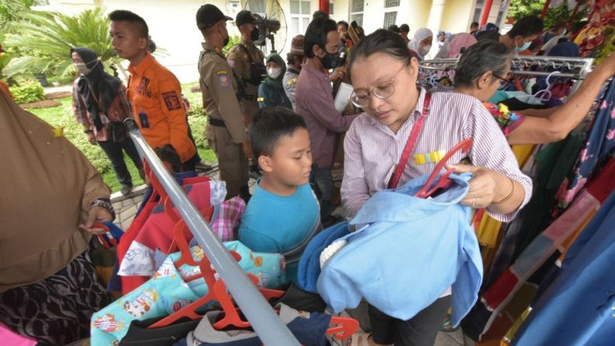 Keluarga Tak Mampu Bisa Beli Pakaian Hanya Rp2 Ribu di Garage Sale Surabaya