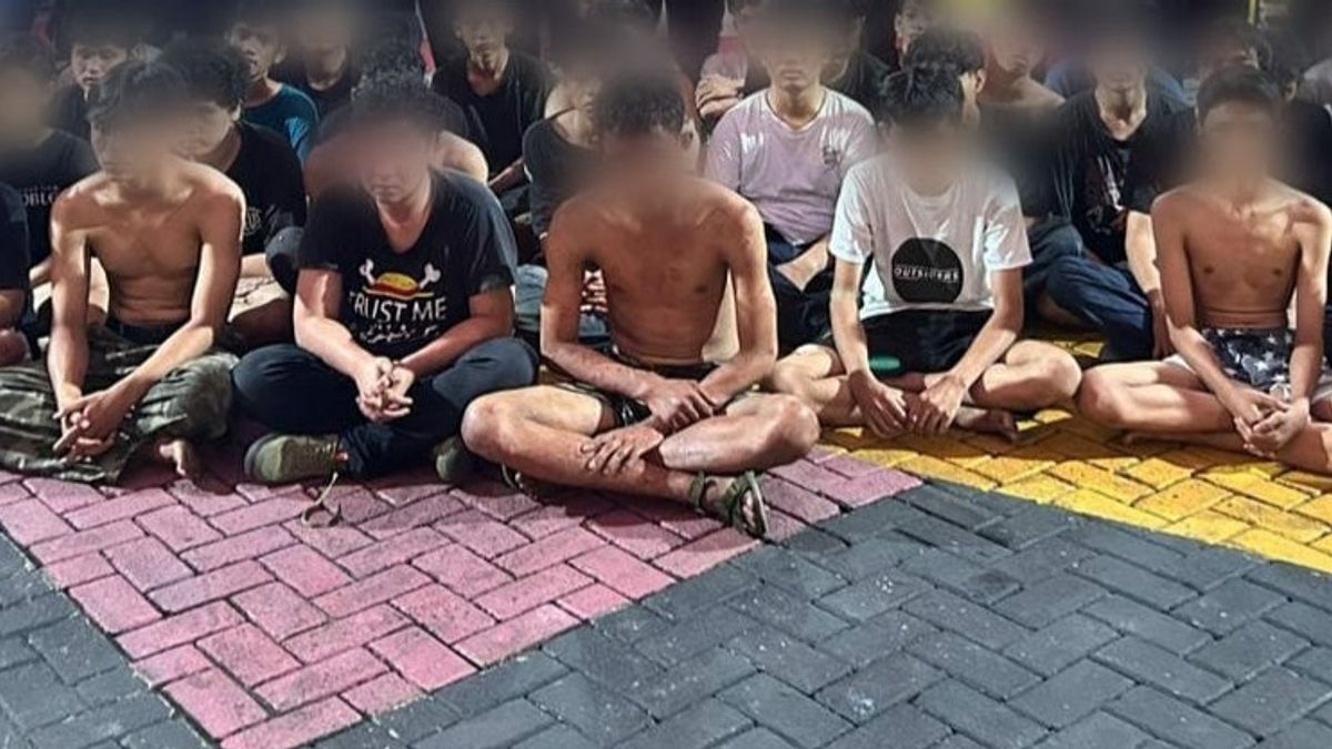 42 Teenagers Arrested By Police While Brawling With Sajam And Bows In Kebon Jeruk