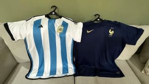 Sri Mulyani Pamer Jersey Argentina dan Prancis Jelang Final Piala Dunia, Nanti Malam Pakai yang Mana?