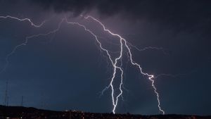 Listrik Statis: Pengertian, Cara Kerja, dan Contohnya dalam Kehidupan Sehari-hari 