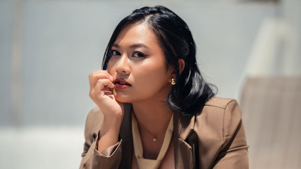 Clara Riva Ajak Pendengar Menghela Nafas dan Tertawa Kecil lewat Single <i>Iya Iya Iya</i>