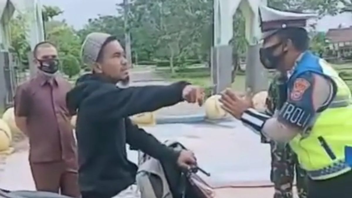 Dicegat Polisi saat Razia Masker, Pemotor di Riau Marah-marah dan Pamer Marga Keluarganya 
