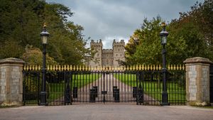 Le château de Windsor s’est à nouveau brisé, deux hommes masqués entrent dans le royaume volé 2 véhicules