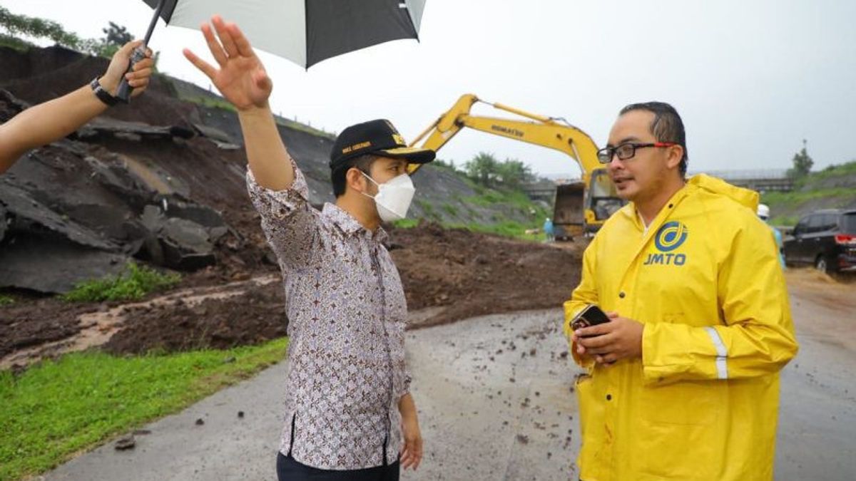 East Java Deputy Governor Emeil Dardak Observes Landslide Location On Pandaan-Malang Toll Road, Orders Drainage Improvement