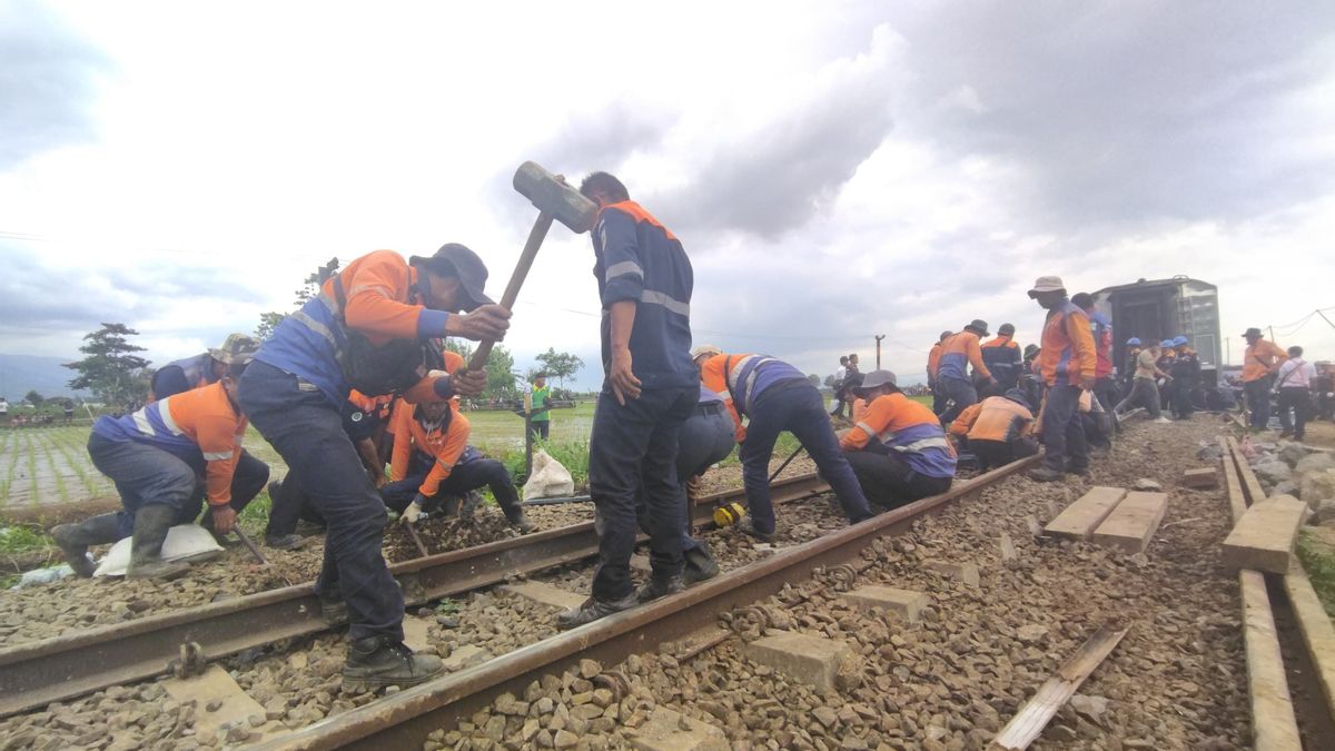 Réparation de la ligne d’impact pour un accident de train à Cicalengka, KAI utilise 100 frits de Bantalan