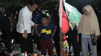 زيارة شاطئ كمالي باوباو، جوكوي يعامل الأطفال لشراء الألعاب