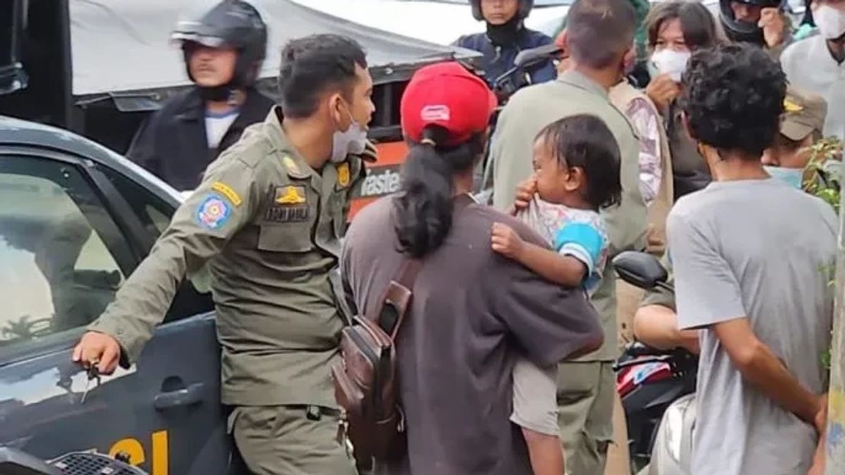 Satpol PP Lombok Tengah Tertibkan Juru Parkir Bandel Masih Kuasai Pasar Jelojok