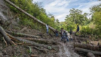 バンジャルネガラリージェンシーの住民は、雨季の地すべりに注意するように求められます