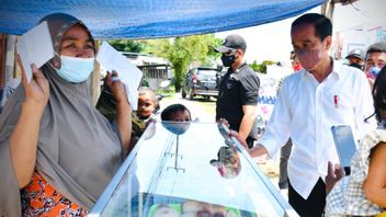 Mother Is Pushed To Put Up A Poster 'Please Pay Attention To Us Street Vendors' When Jokowi Passes, And This Is What Happened Then