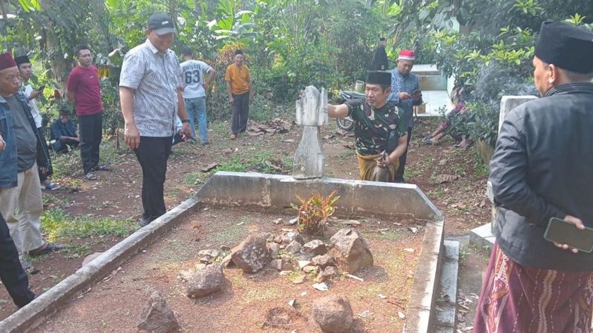 Warga Petir Serang Bongkar 31 Makam Keramat Palsu