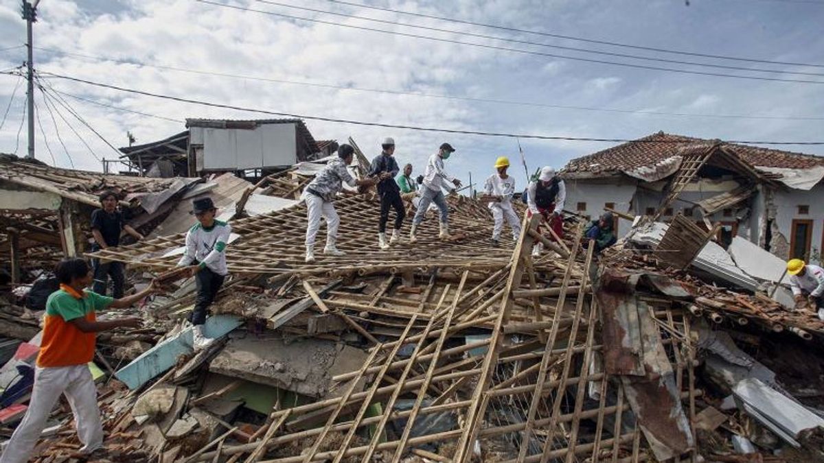 Puing-puing Rumah Ambruk Akibat Gempa Cianjur Mulai Dibersihkan
