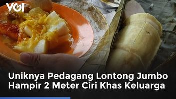 VIDEO: The Unique Jumbo Lontong Trader Measuring Almost 2 Meters, Family's Recipe