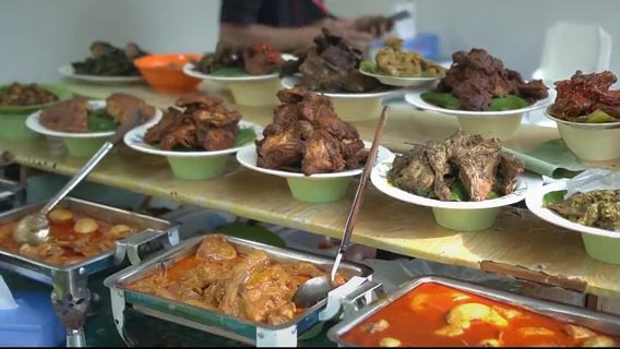 ゴクリナールアンラサインドネシアで地元の料理を探索する