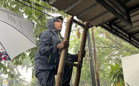 Hujan Pertama Setelah 4 Bulan Kemarau, Pria di Tangerang Justru 'Ngeluh' Gentengnya Bocor