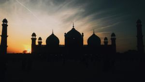 Bolehkah Sedekah Subuh Dikumpulkan Terlebih Dahulu​? Ini Pandangan Ulama