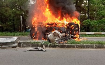 Tabrak Tiang Hingga Terguling, Mobil Alphard di Pintu Tol Pondok Aren Terbakar