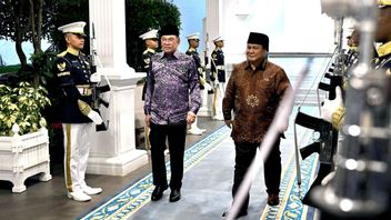 महल के बरामदे में 'रसा सयांगे' की धुन: जब दो दोस्त जीत का जश्न मनाते हैं