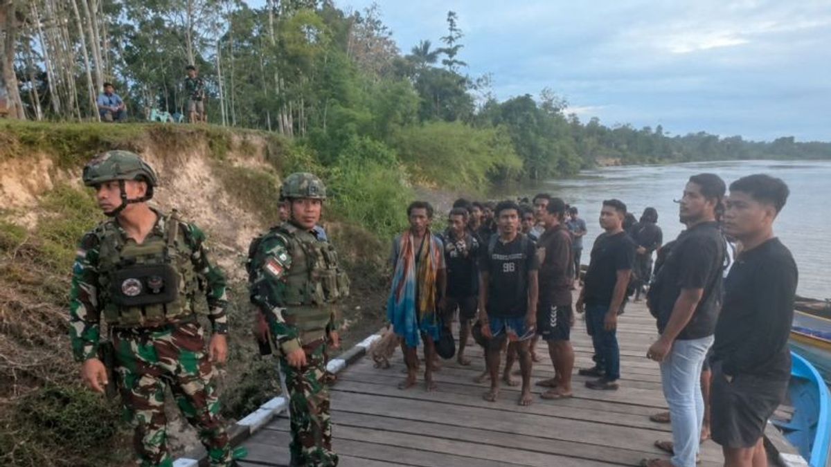 TNI Evacuates 44 Mountain Papua Residents who Fled from OPM