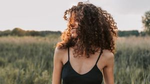 Ritual Perawatan yang Tak Boleh Dilewatkan untuk Hasilkan Rambut Keriting Lembap dan Berkilau