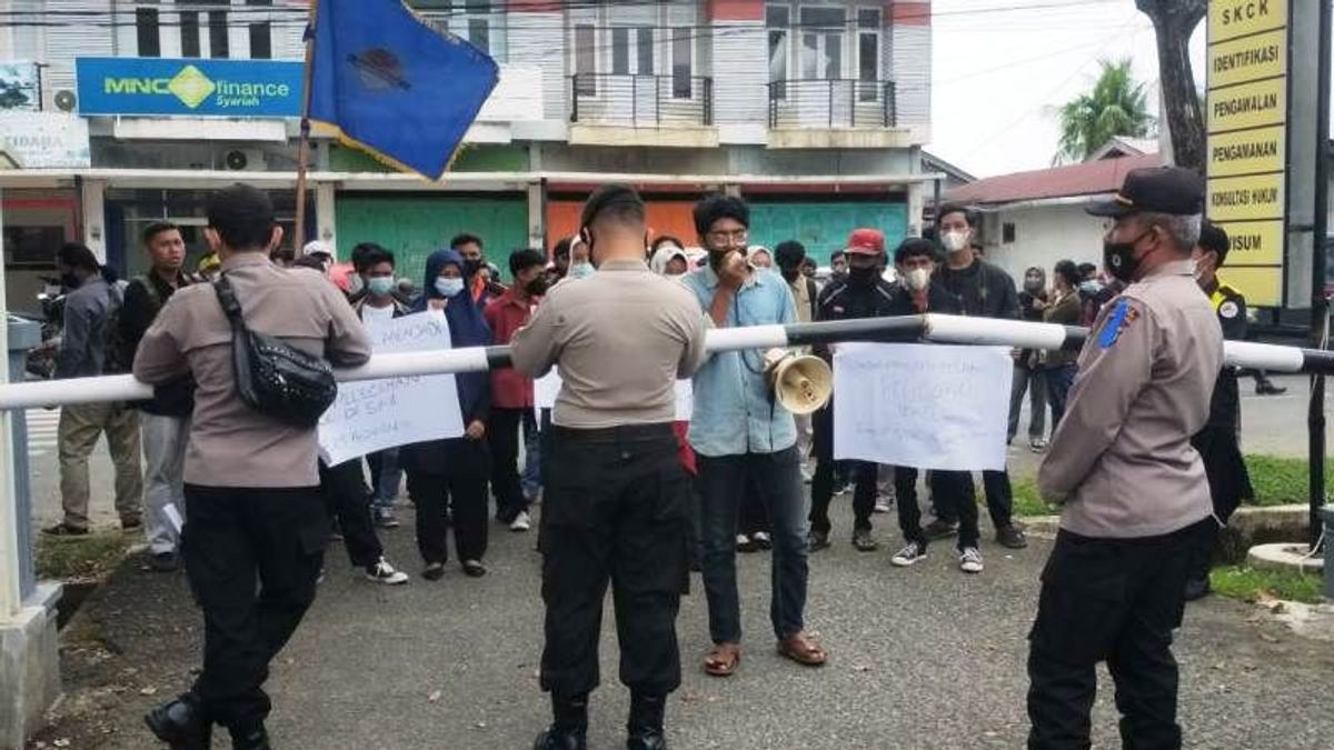 Geruduk Polres Aceh Barat, Mahasiswa Tuntut Penyelesaian Kasus Pemerkosaan Anak dan Oknum Polisi Nakal 