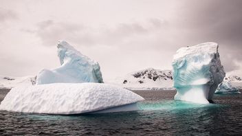 南极洲最大的冰山一分为二，为什么？