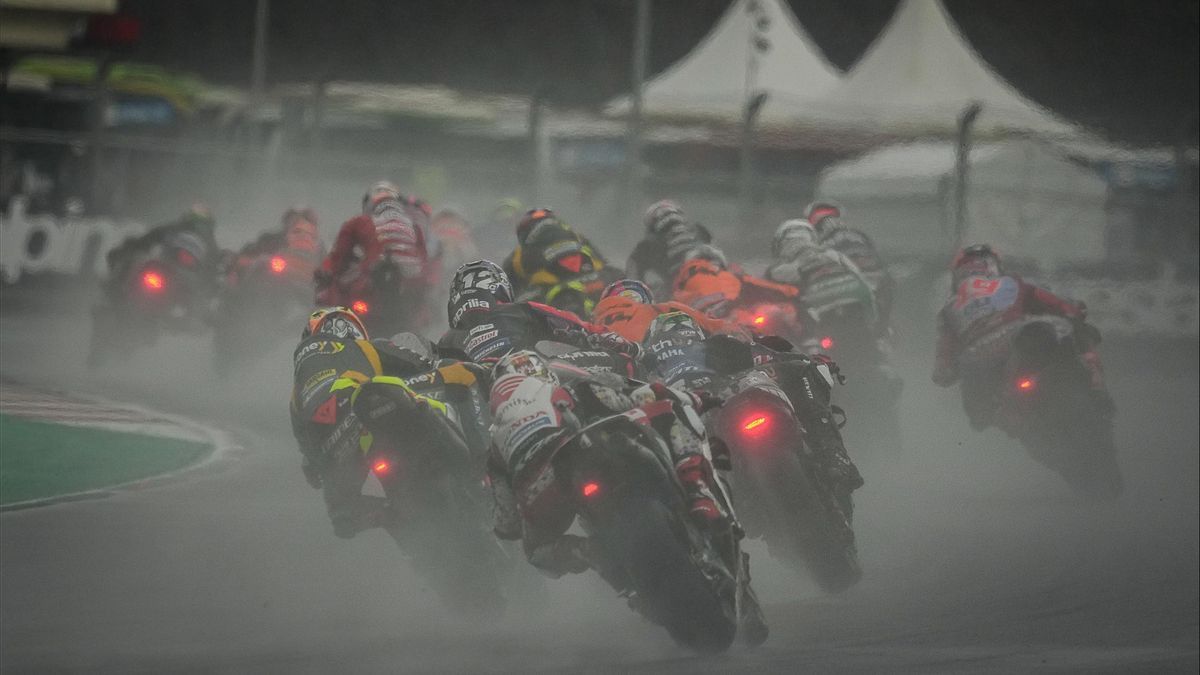 Momen Unik di MotoGP Mandalika: Aksi Pawang Hujan, Joged Penonton, hingga Sambaran Petir
