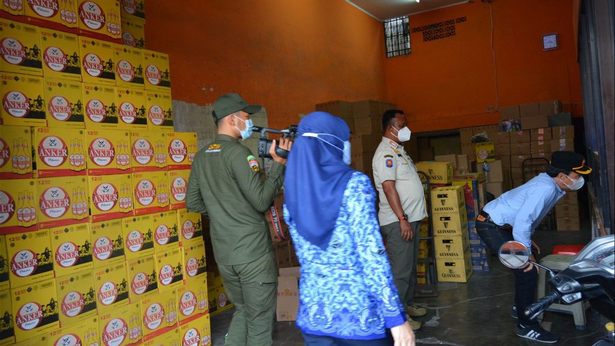 Vendus Sans Permis, 144 Vins Rouges Dans 3 Magasins Du Nord De Jakarta Confisqués Par La Police De La Fonction Publique