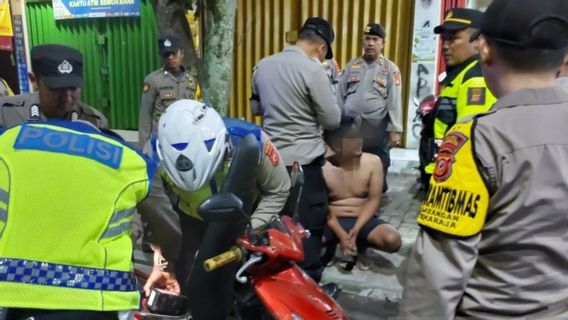 Sembunyikan Sabu dan Pisau Dapur di Jok Motor, 2 Pemuda Sukabumi Diamankan Polisi