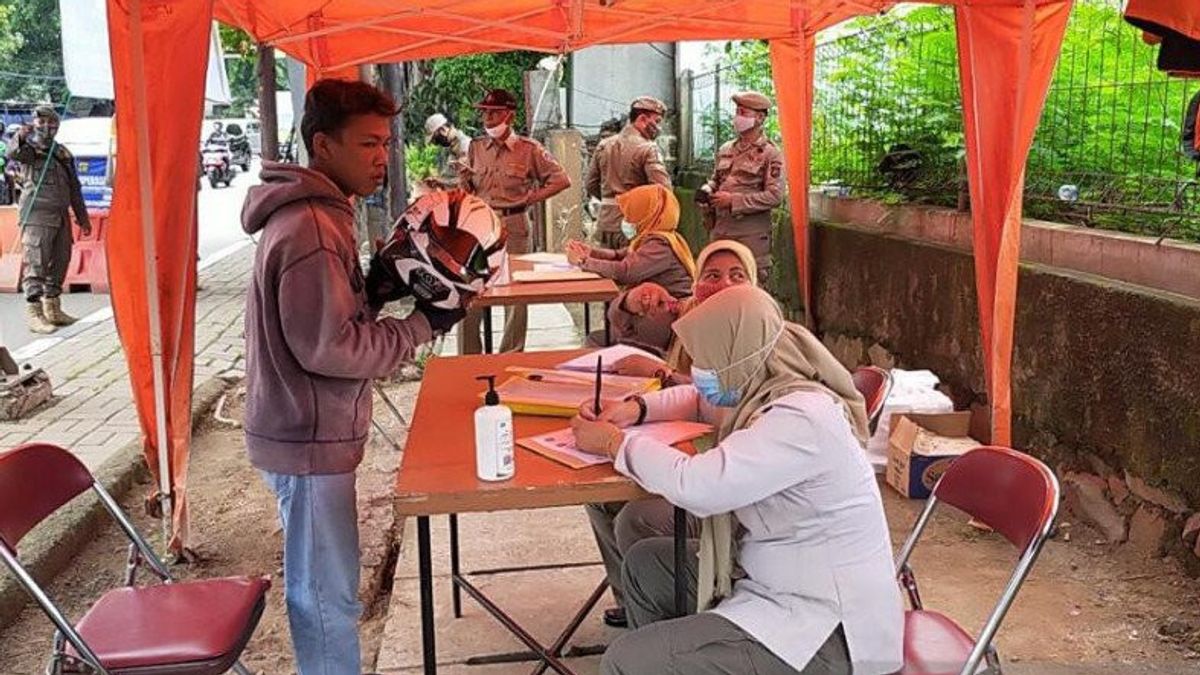 Polisi Sekat Perbatasan Timur Jakarta dengan Tes Antigen COVID-19