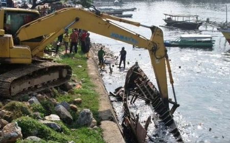 Pemkot Angkat Bangkai-bangkai Kapal di Teluk Kendari