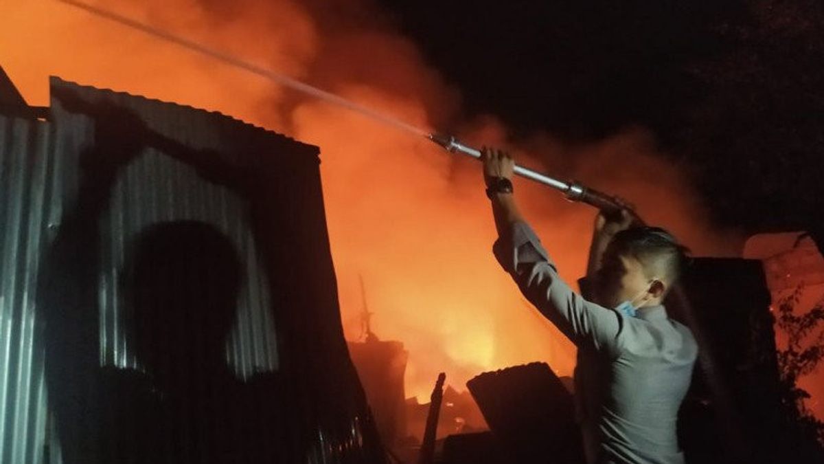 警方调查佩鲁姆 · 帕尼基 · 马纳多市场火灾 140 个摊位