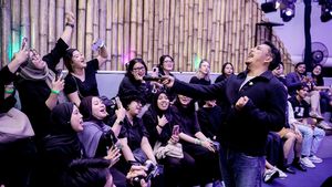 샐 프리아디, 고양이 펫렌츠에게 FELIX 친밀한 콘서트-미우시컬을 통해 함께하는 순간을 축하하라고 요청하다