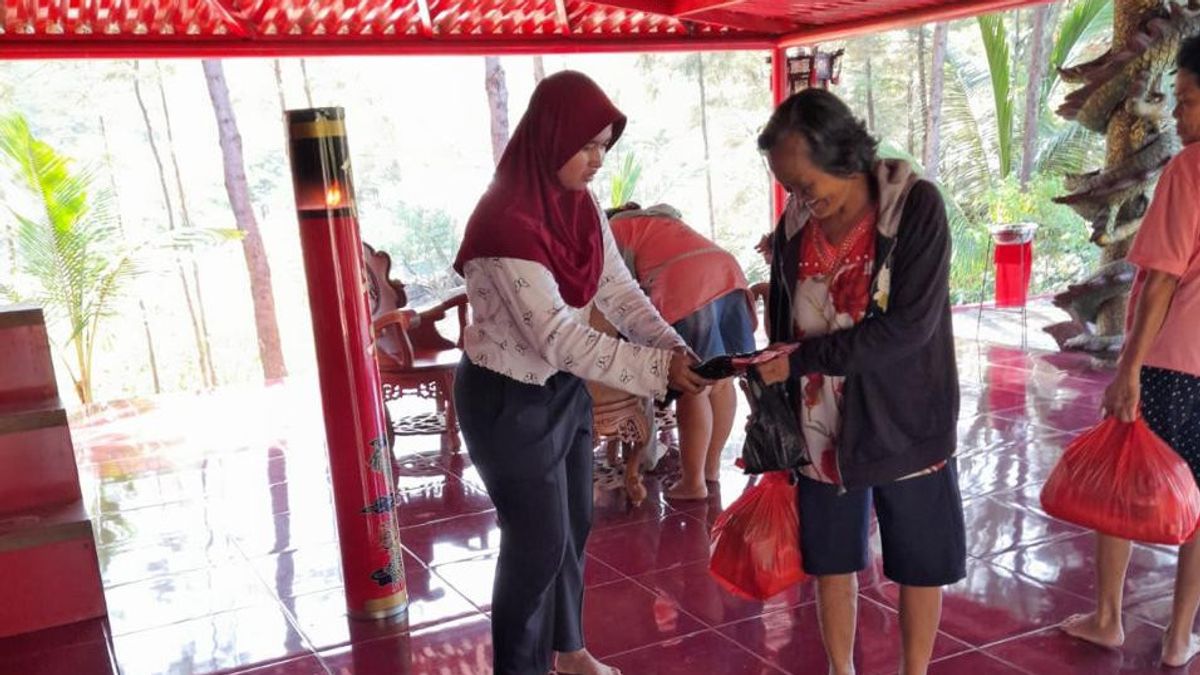 L’homme d’origine de Bangka Yudhi Fu distribue des centaines de colis de sembako