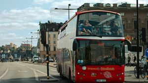 Bus Double Decker Hantam Halte di Stockholm, 3 Orang Tewas