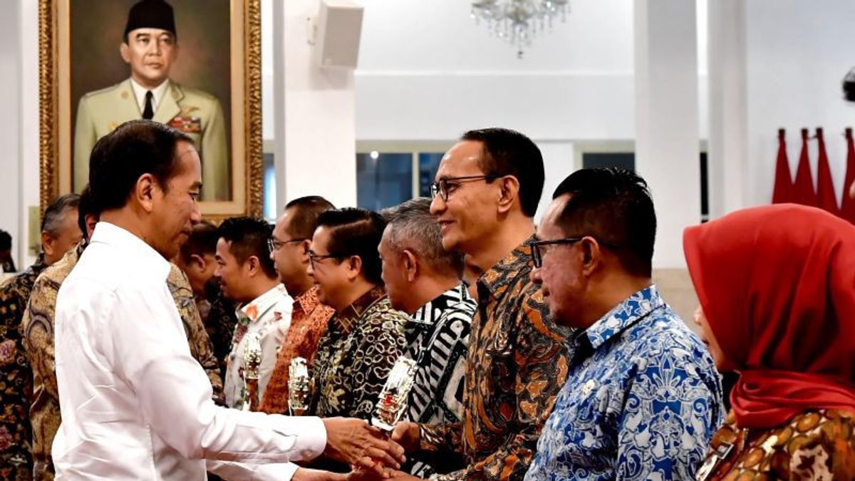 President Jokowi Gives Awards To 15 TPID