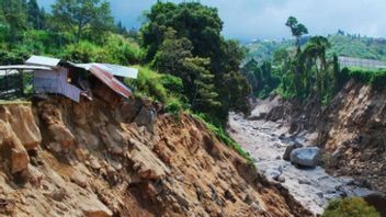 Jalur Selatan Garut Terputus Akibat Longsor, Warga Gotong Royong Bersihkan Material Tutupi Jalan