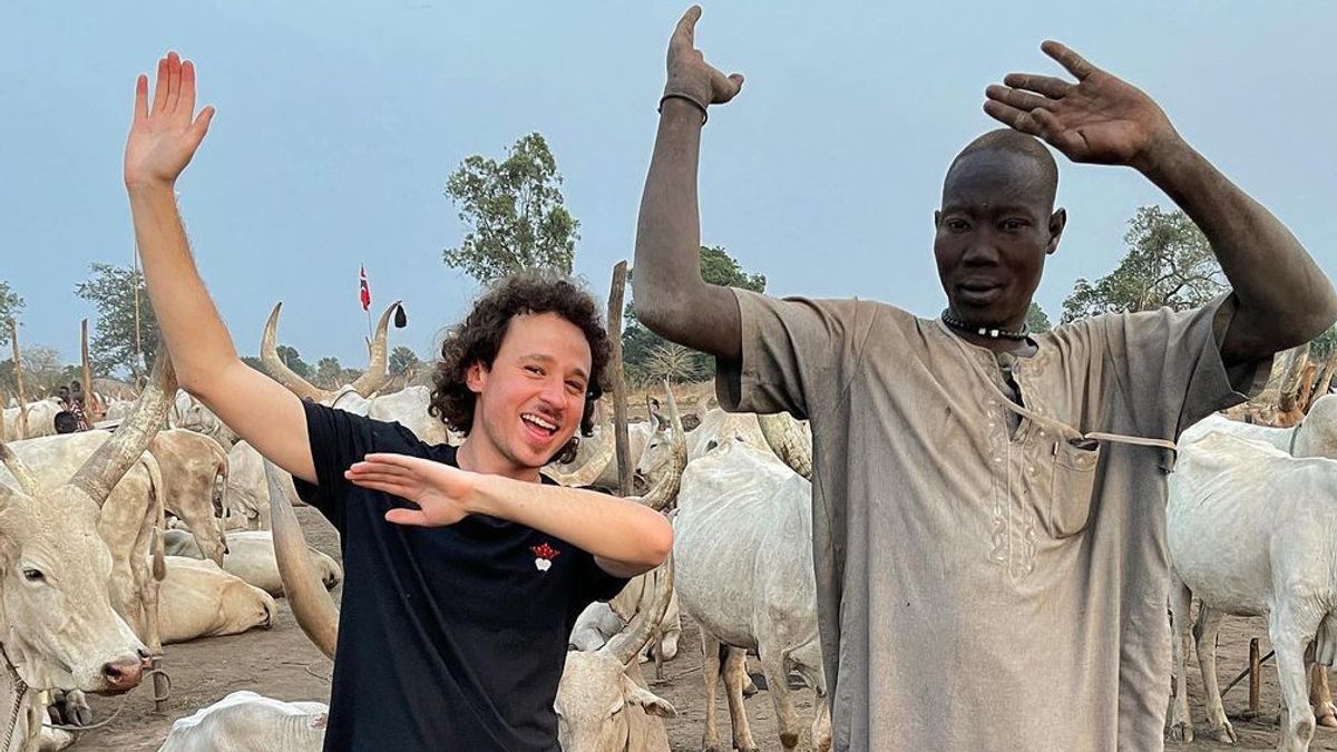 Ce YouTuber A été Critiqué Pour Avoir Vendu En Plaisantant Sa Petite Amie En Afrique Pour 100 Vaches