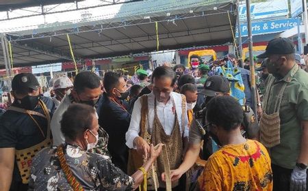 Jokowi Mampir ke Taman Imbi Papua, Sapa Mama-mama Perajin, Borong Noken Hingga Topi