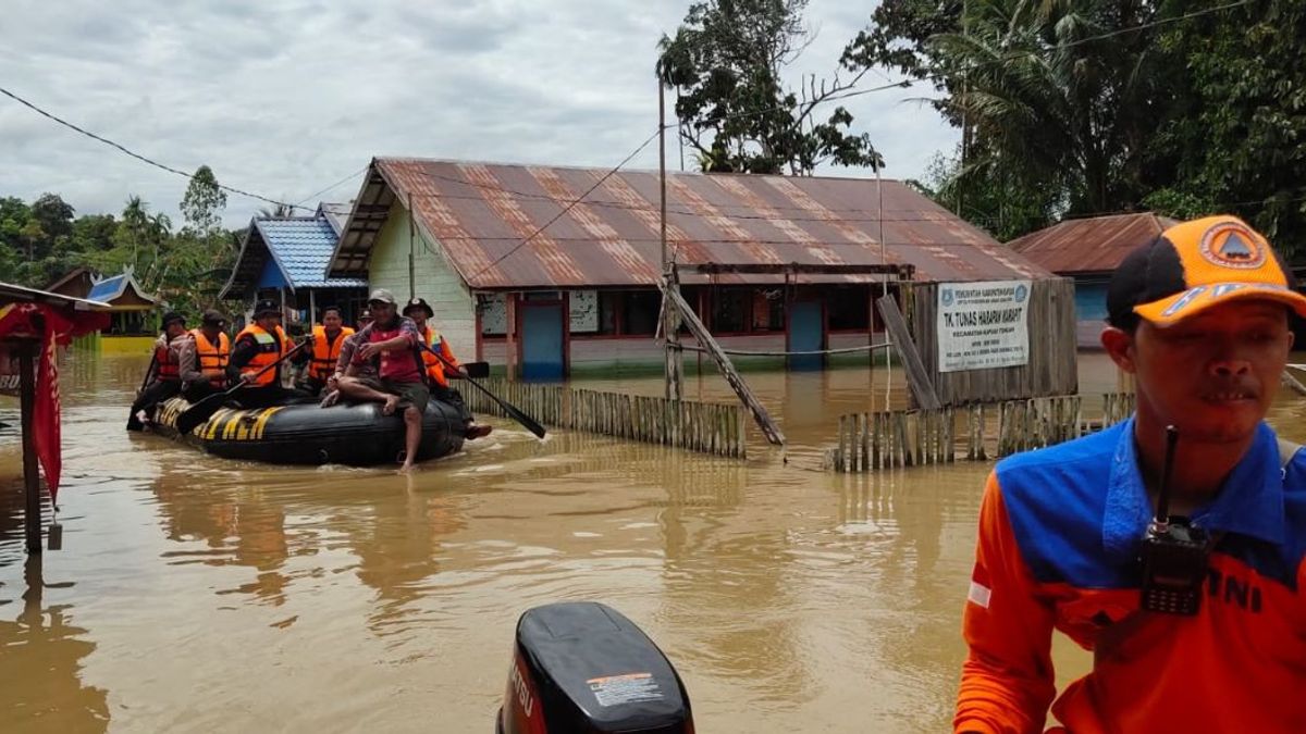 カリマンタン州南バリトの5地区で2メートルの洪水の被災者15,268人