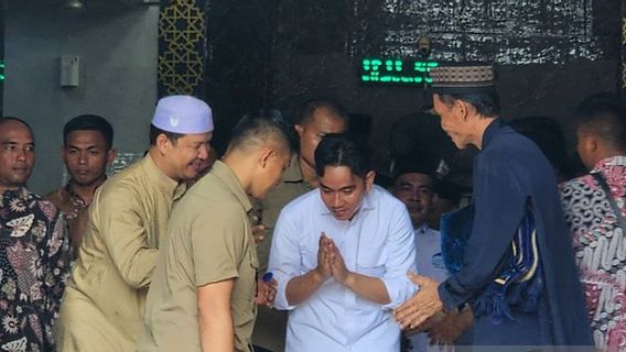 Gibran Sapa Warga di Kampung Mayangsari Semarang, Bagikan Susu dan Alat Tulis ke Siswa SD