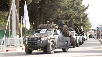 انفجاران يهزان أفغانستان وطالبان يعقدان عرضا عسكريا في كابول