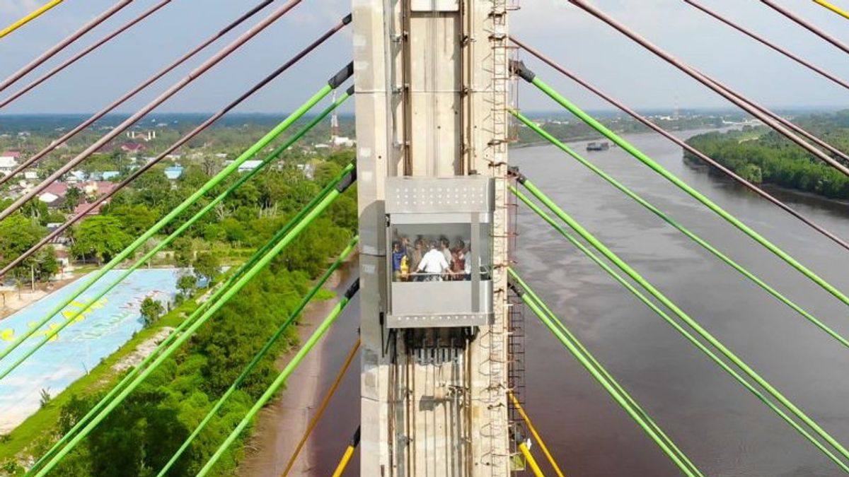 باكو أدرينالين وإعطاء نظرة جميلة ، مصعد برج الجسر سياك لذلك بريمادونا السياح