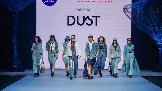 Eksplorasi Seni dalam Koleksi Denim di Panggung SPOTLIGHT 2024